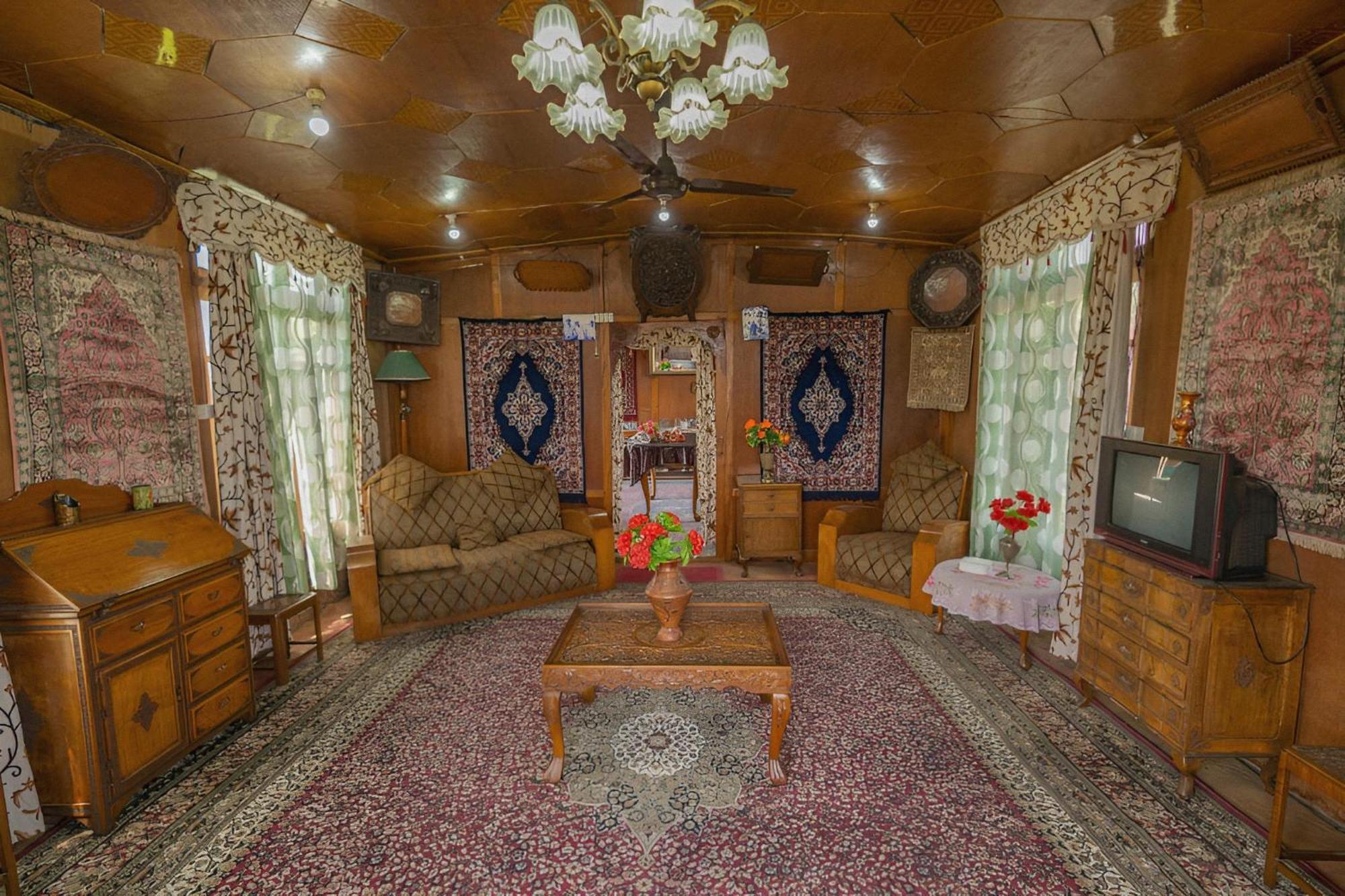 Dilnaaz Group Of Houseboats Hotell Srīnagar Eksteriør bilde