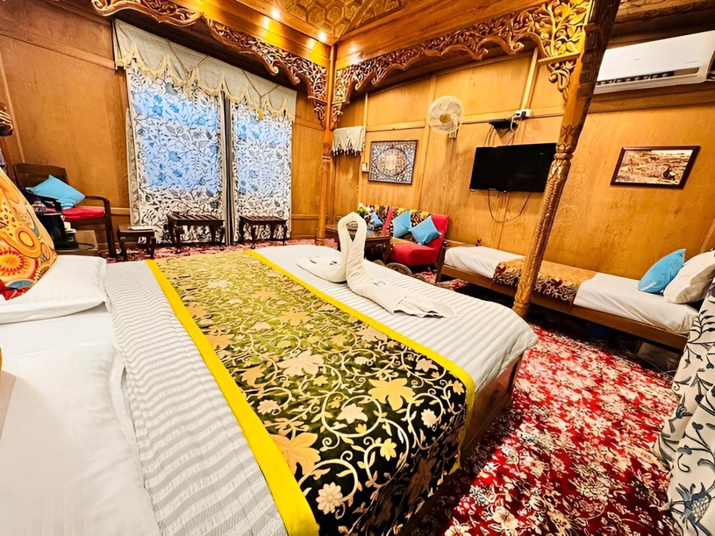 Dilnaaz Group Of Houseboats Hotell Srīnagar Eksteriør bilde