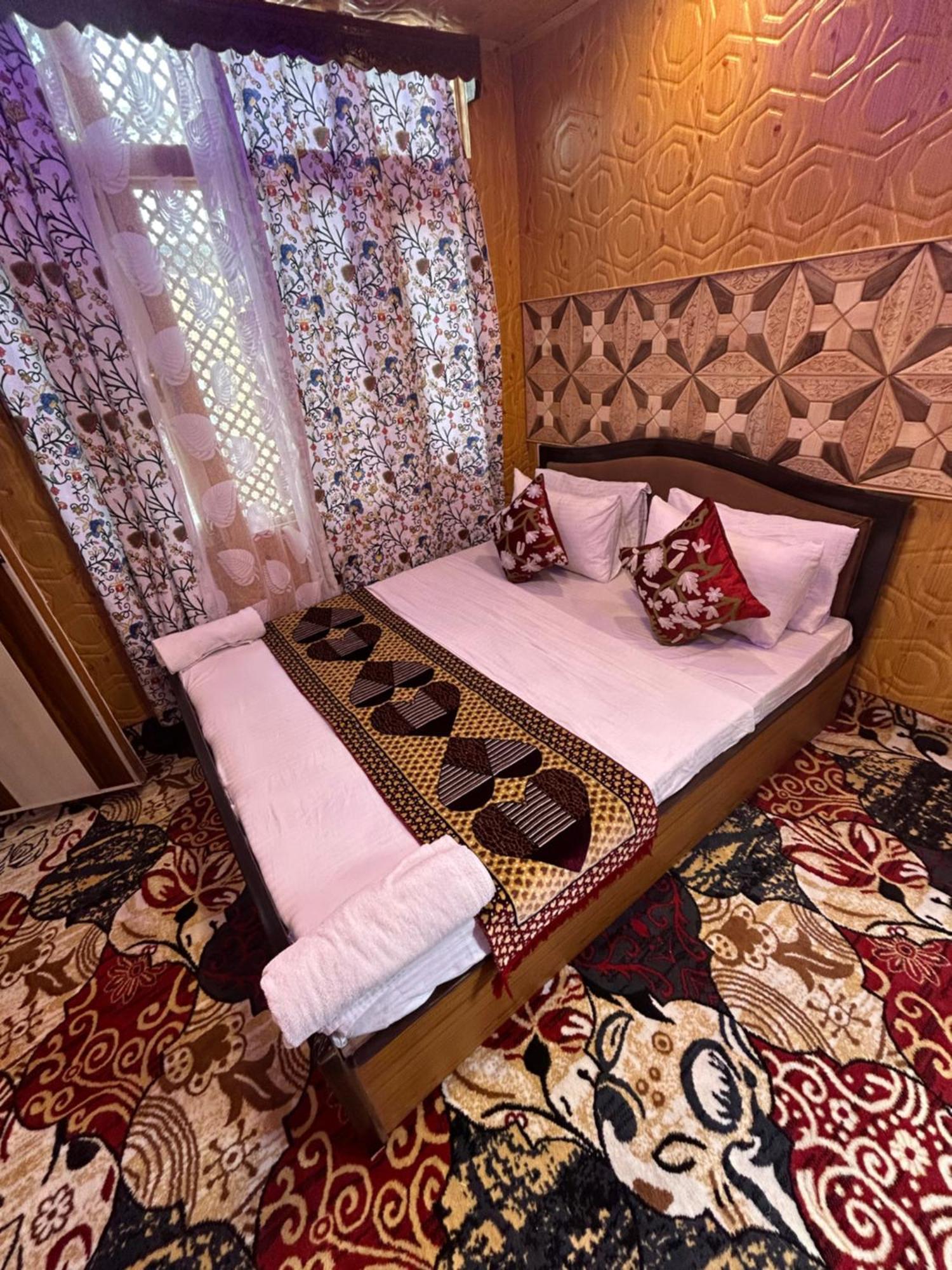 Dilnaaz Group Of Houseboats Hotell Srīnagar Eksteriør bilde