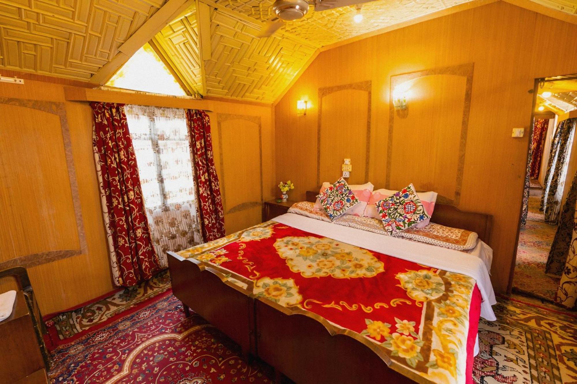 Dilnaaz Group Of Houseboats Hotell Srīnagar Eksteriør bilde