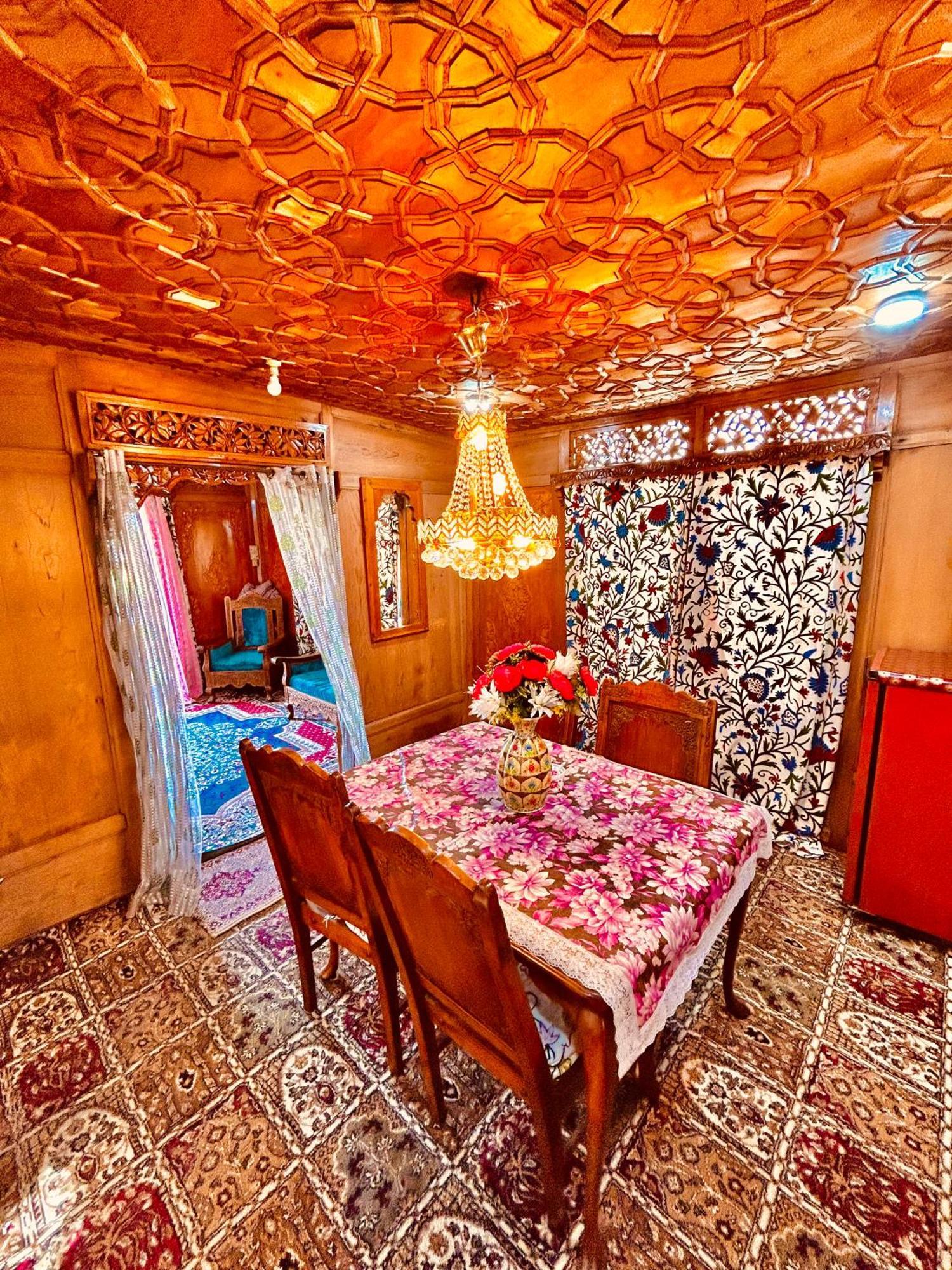 Dilnaaz Group Of Houseboats Hotell Srīnagar Eksteriør bilde