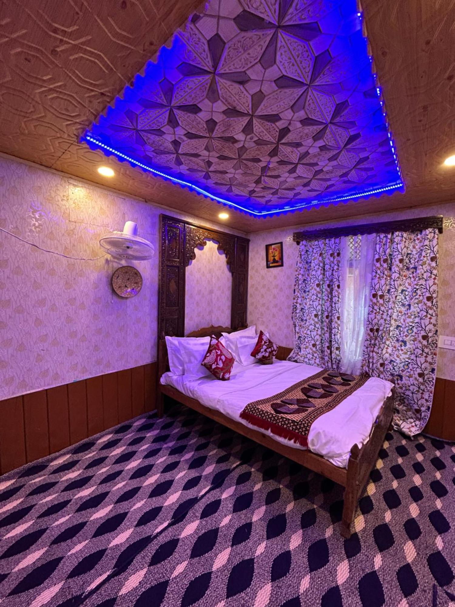 Dilnaaz Group Of Houseboats Hotell Srīnagar Eksteriør bilde