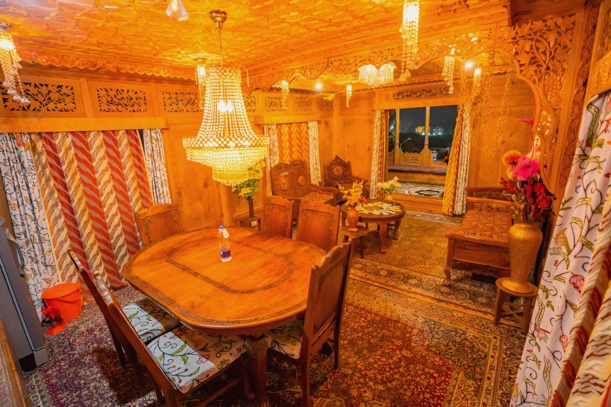 Dilnaaz Group Of Houseboats Hotell Srīnagar Eksteriør bilde