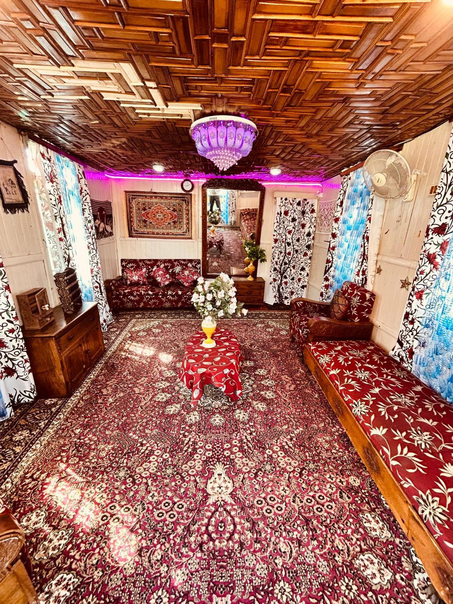 Dilnaaz Group Of Houseboats Hotell Srīnagar Eksteriør bilde