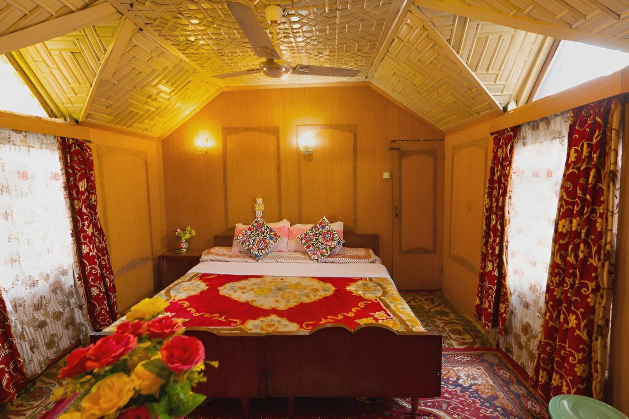 Dilnaaz Group Of Houseboats Hotell Srīnagar Eksteriør bilde