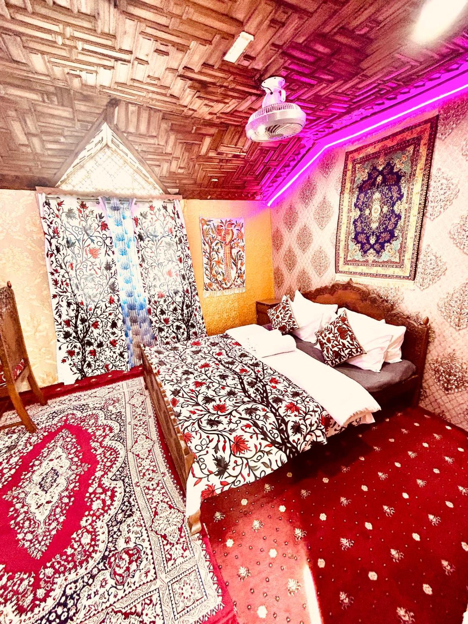 Dilnaaz Group Of Houseboats Hotell Srīnagar Eksteriør bilde