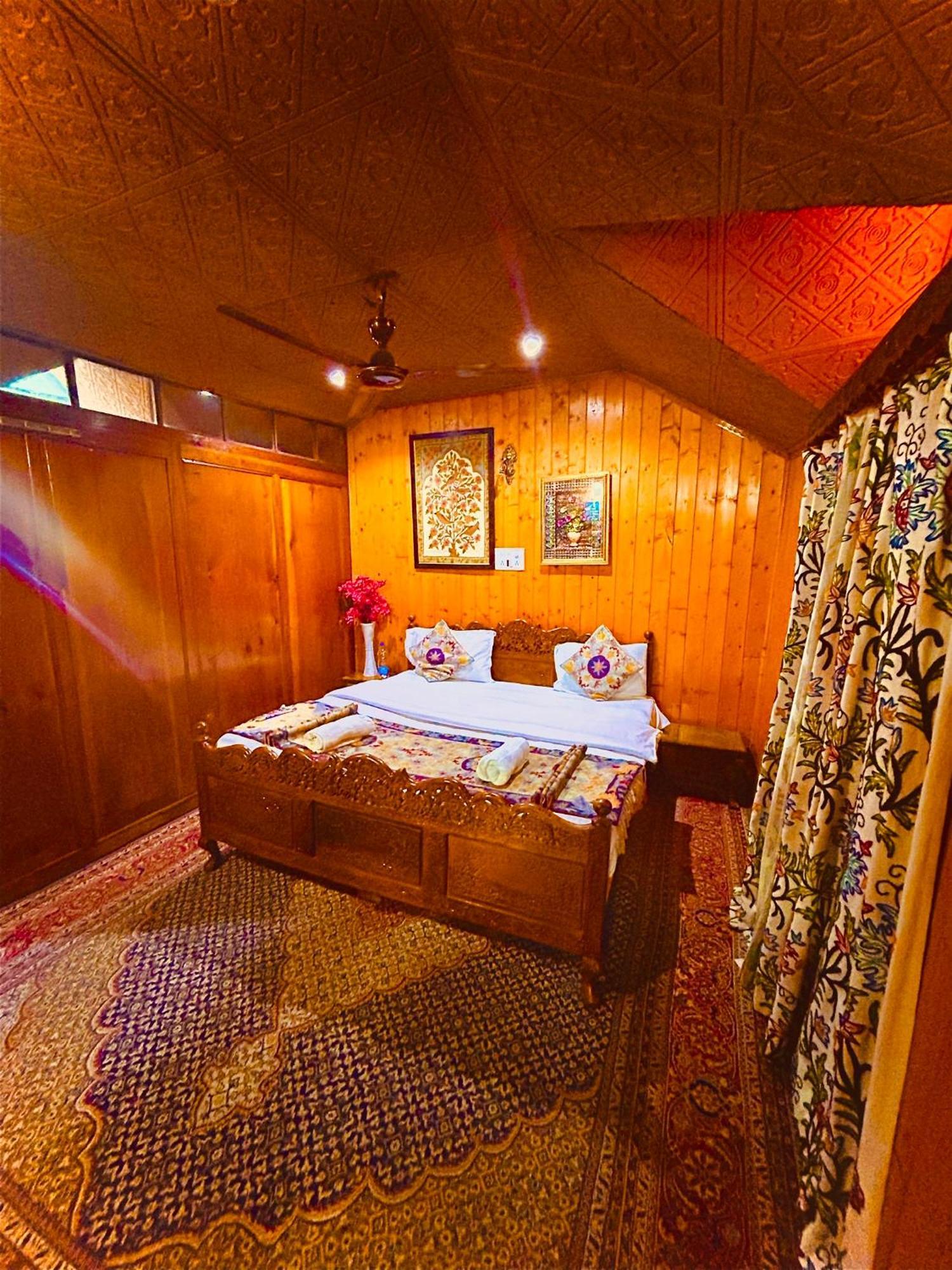 Dilnaaz Group Of Houseboats Hotell Srīnagar Eksteriør bilde