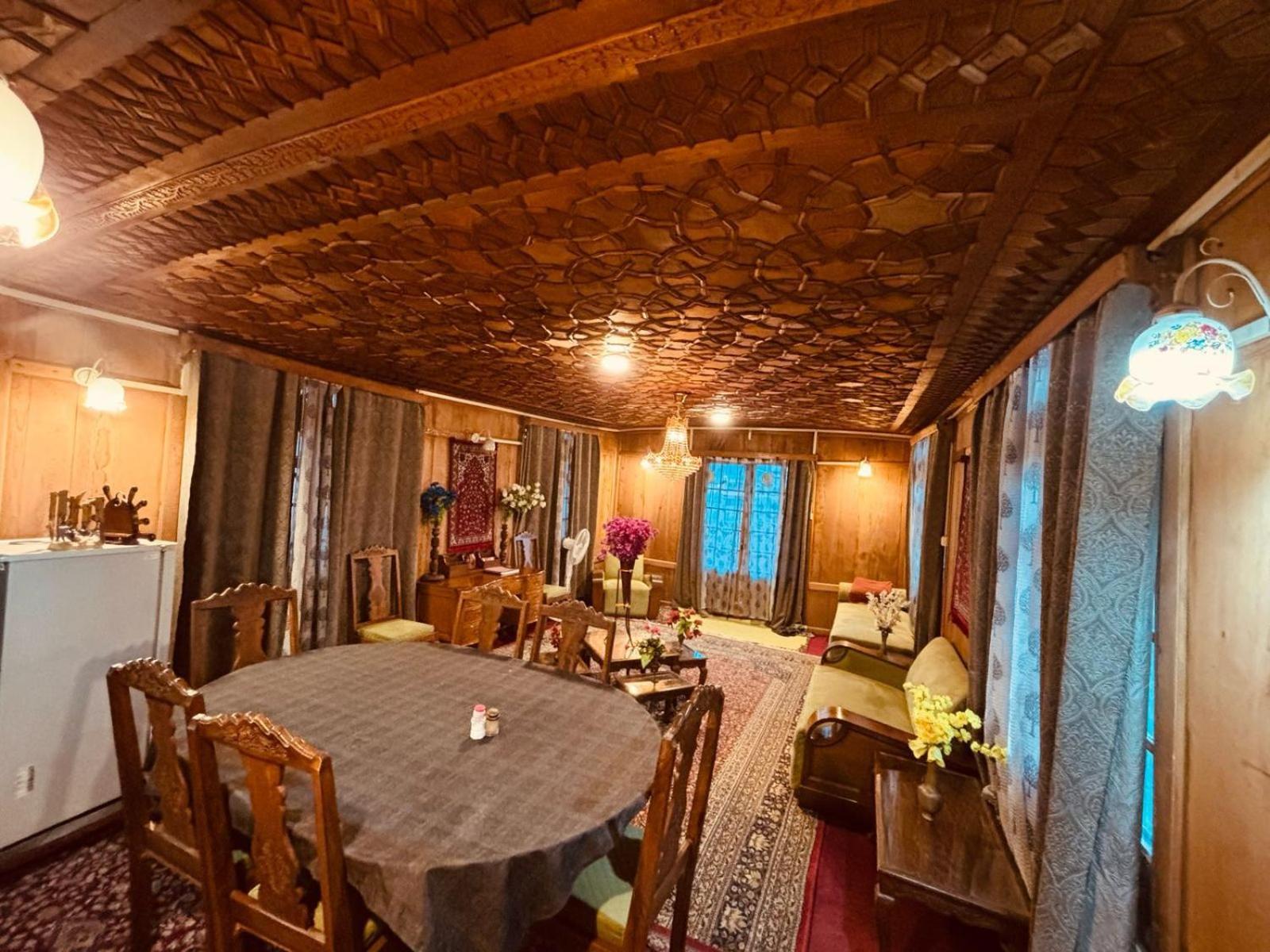 Dilnaaz Group Of Houseboats Hotell Srīnagar Eksteriør bilde